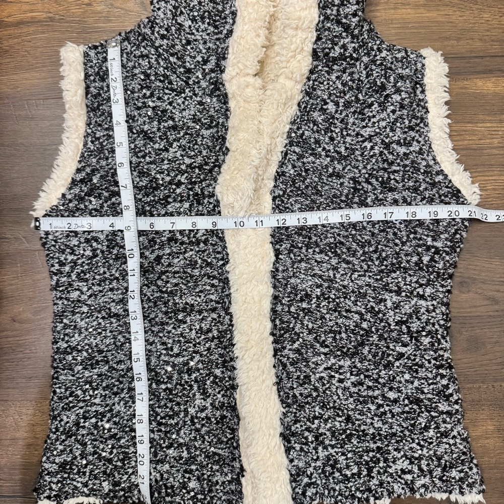 Women's Black‎ and White Sherpa Vest - Picture 7 of 14